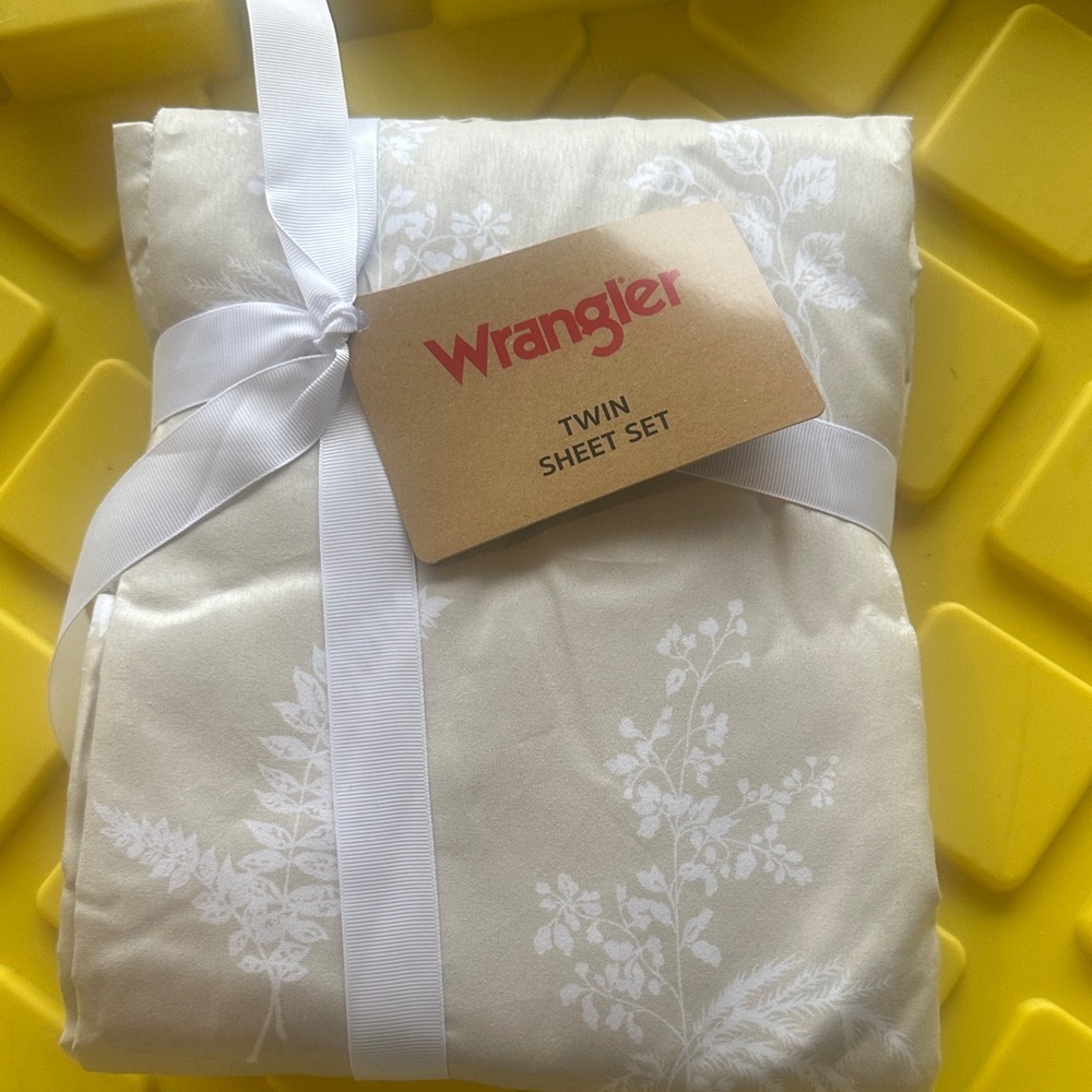 Wrangler Cream and White Floral Twin Sheet Set